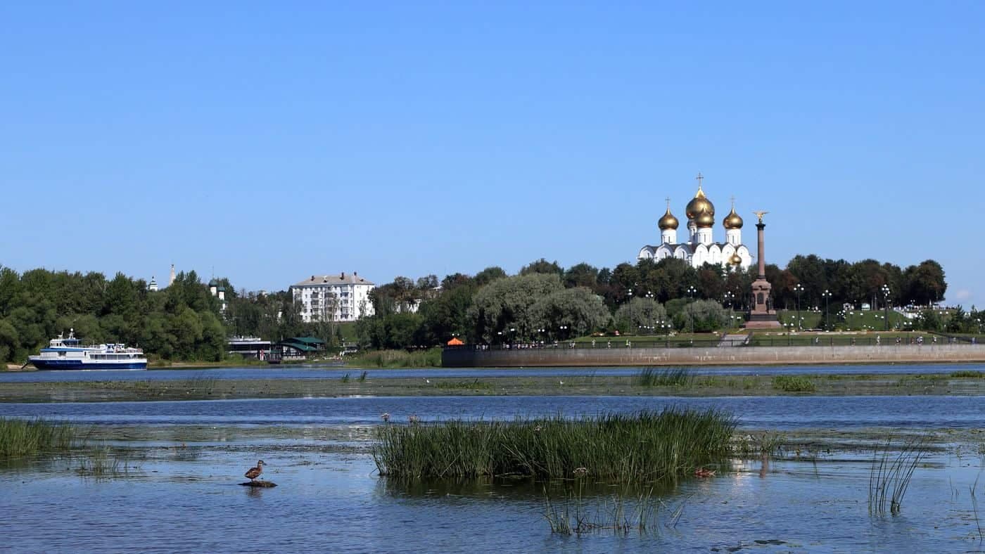Стрелка, вид с воды — Ярославль